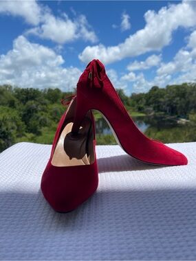 Coach and Four Ruby Red Suede Bow Back Heels Size 8.5M